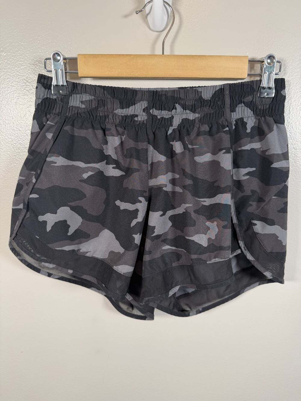 Athleta Printed Mesh Racer Run Short 4" Size XS Black Gray Camo Lined Athletic
